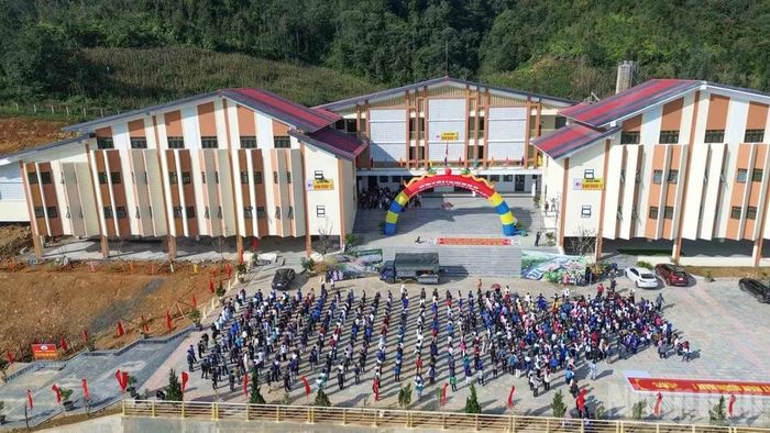 Các em học sinh tập luyện văn nghệ cho lễ khai giảng. (Ảnh: CÔNG HẢI)