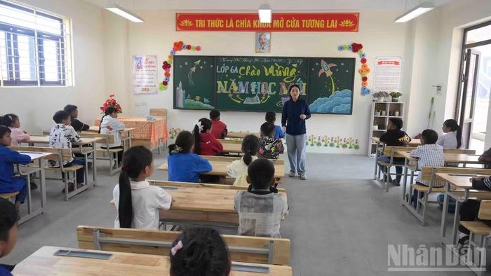 Cô giáo và các em học sinh làm quen với lớp học mới khang trang. (Ảnh: CÔNG HẢI)