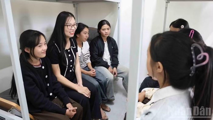 Các thầy cô hướng dẫn học sinh sinh hoạt nội trú trong khu ký túc xá. (Ảnh: CÔNG HẢI)