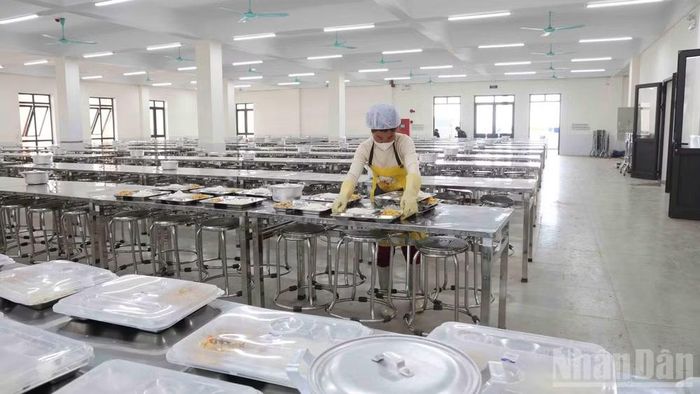 Khu nhà ăn được xây dựng rộng rãi, bảo đảm cho gần 1.000 học sinh. (Ảnh: CÔNG HẢI)
