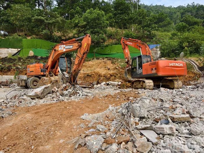 Chính quyền địa phương quyết liệt tháo dỡ các công trình vi phạm.