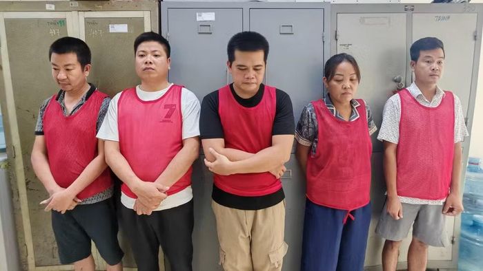 5 đối tượng tập kết, đổ chất thải xây dựng trái quy định. (Ảnh: Công an Hà Nội cung cấp)