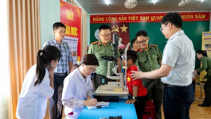 Các bác sĩ Bệnh viện mắt Nam Quảng Trị khám mắt cho học sinh. (Ảnh: NHẬT QUANG)