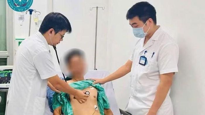 Các y, bác sĩ Khoa Hồi sức tích cực (Bệnh viện đa khoa Hà Đông) chăm sóc người bệnh sau can thiệp (Ảnh: Bệnh viện cung cấp)