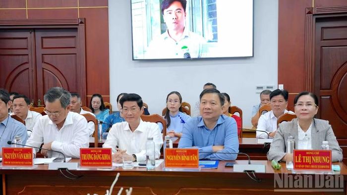 Các đại biểu lãnh đạo tỉnh Cà Mau tham dự hội nghị. (Ảnh: HỮU TÙNG)