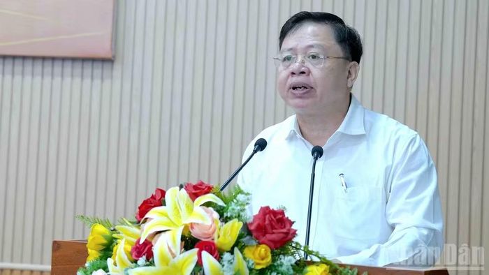 Giám đốc Sở Giáo dục và Đào tạo tỉnh Cà Mau Nguyễn Văn Nguyên trình bày báo cáo tổng kết phương án sắp xếp cơ sở giáo dục công lập trên địa bàn tỉnh. (Ảnh: HỮU TÙNG)