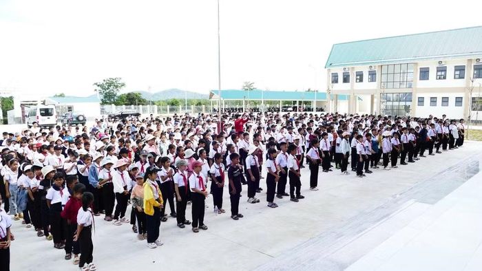 Học sinh Trường phổ thông nội trú liên cấp tiểu học và trung học cơ sở xã Buôn Đôn sẵn sàng cho buổi khai giảng năm học mới 2026-2027. (Ảnh: CTV)