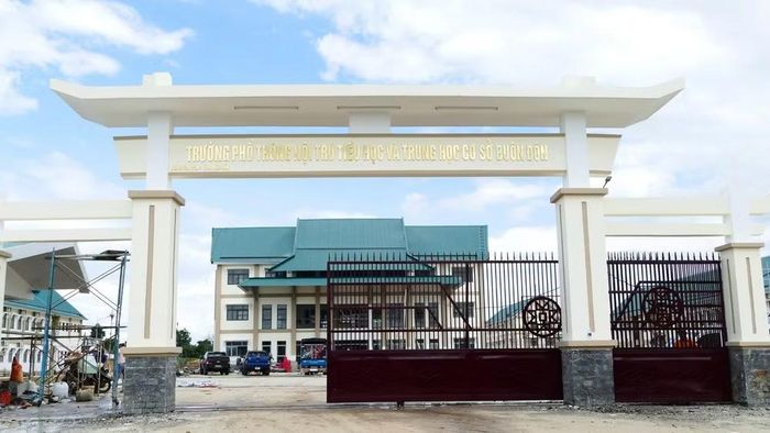 Trường phổ thông nội trú liên cấp tiểu học và trung học cơ sở xã Buôn Đôn được xây dựng khang trang. (Ảnh: CTV)