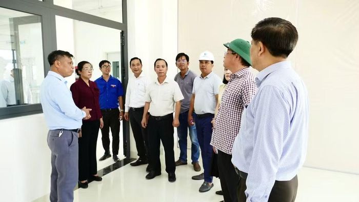 Lãnh đạo Tỉnh ủy Đắk Lắk kiểm tra công tác chuẩn bị khai giảng năm học mới tại Trường phổ thông nội trú liên cấp tiểu học và trung học cơ sở xã Buôn Đôn. (Ảnh: CTV)