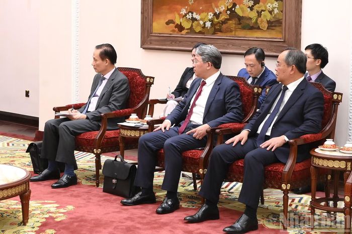 Các đại biểu tham dự cuộc tiếp.