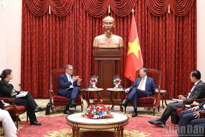 Tổng Bí thư, Chủ tịch nước Tô Lâm với Đại sứ Cộng hòa Pháp tại Việt Nam Olivier Brochet.