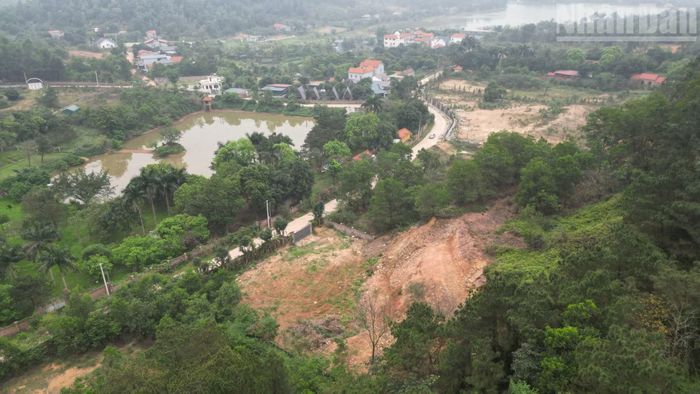 Hoạt động san gạt, đổ bê-tông trên đất rừng phòng hộ làm thay đổi cảnh quan, phá vỡ cấu trúc tự nhiên của khu vực đồi núi.