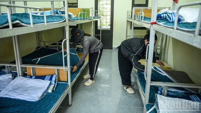 Các cô chuẩn bị chu đáo chỗ ăn, chỗ ngủ cho các em học sinh nội trú xã A Vương. (Ảnh: CÔNG VINH)