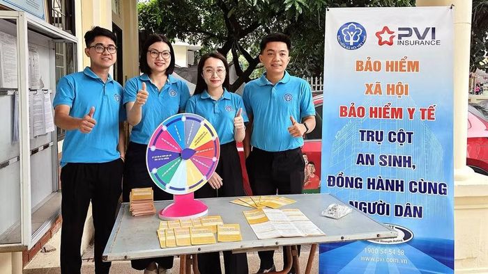 Cán bộ Bảo hiểm xã hội Hà Nội tham gia tuyên truyền, vận động người tham gia bảo hiểm xã hội tự nguyện, bảo hiểm y tế hộ gia đình năm 2026. (Ảnh HSS)