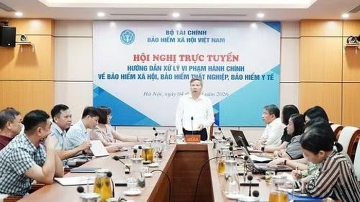 Phó Giám đốc Bảo hiểm xã hội Việt Nam Nguyễn Đức Hòa phát biểu tại hội nghị ở điểm cầu Hà Nội. (Ảnh VSS)