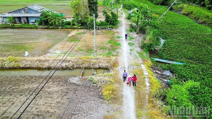 Vùng quê tuyến bờ Đông Kênh Đê trong thuộc ấp Khánh Hưng A (xã Khánh Hưng, tỉnh Cà Mau) chưa được cứng hóa đường nông thôn. (Ảnh: HỮU TÙNG chụp tháng 7/2026)