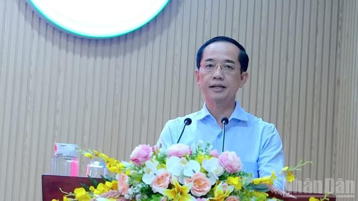 Phó Bí thư Tỉnh ủy, Chủ tịch Ủy ban Mặt trận Tổ quốc Việt Nam tỉnh Cà Mau Hồ Thanh Thủy phát biểu tại hội nghị. (Ảnh: HỮU TÙNG)