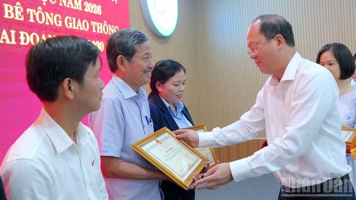 Đồng chí Nguyễn Hồ Hải, Ủy viên Trung ương Đảng, Bí thư Tỉnh ủy Cà Mau (bìa phải) tặng Bằng khen của Chủ tịch tỉnh cho các tập thể, cá nhân có thành tích xuất sắc trong công tác hỗ trợ xây dựng nhà. (Ảnh: HỮU TÙNG)