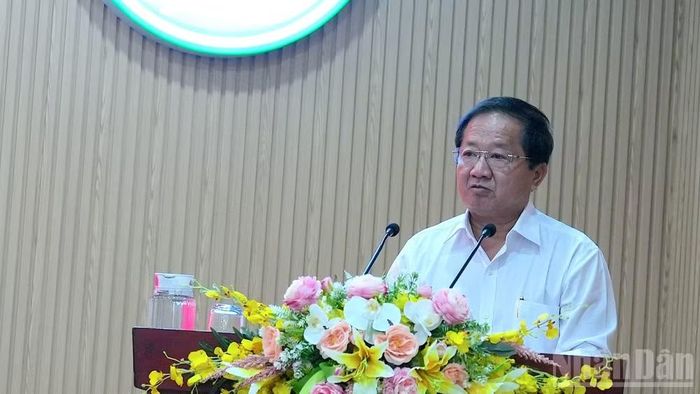 Phó Chủ tịch Thường trực Ủy ban Mặt trận Tổ quốc Việt Nam tỉnh Cà Mau Lê Thanh Triều trình bày báo cáo tổng kết tại hội nghị. (Ảnh: HỮU TÙNG)