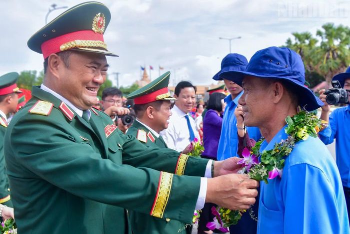 Trung tướng Lê Xuân Thế, Ủy viên Trung ương Đảng, Ủy viên Quân ủy Trung ương, Tư lệnh Quân khu 7 tặng hoa động viên các Đội K.