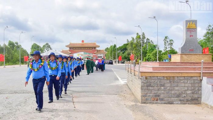 Các chiến sĩ thuộc các Đội K70, K71, K72 và K73 lên đường thực hiện nhiệm vụ tại Vương quốc Campuchia qua cửa khẩu quốc tế Bình Hiệp, tỉnh Tây Ninh.