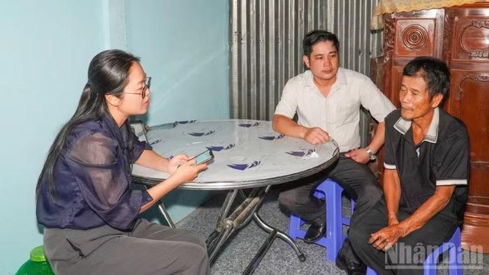 Cán bộ đến nhà cập nhật thông tin, hoàn cảnh và nhu cầu hỗ trợ của hộ dân vào “Bản đồ số an sinh cộng đồng”. (Ảnh VĂN ÚT)