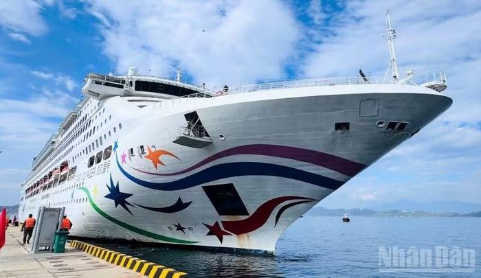 Tàu Star Voyager cập Cảng quốc tế Cam Ranh. (Ảnh VŨ TÂN)