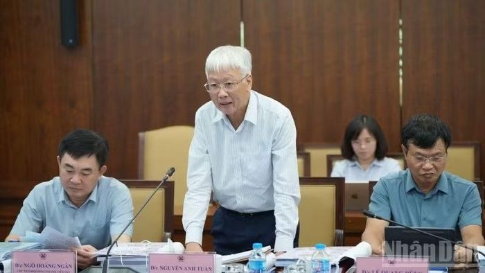 Tiến sĩ Nguyễn Anh Tuấn, Thành viên Hội đồng thành viên TKV đóng góp ý kiến cho dự án. (Ảnh THÀNH NAM)