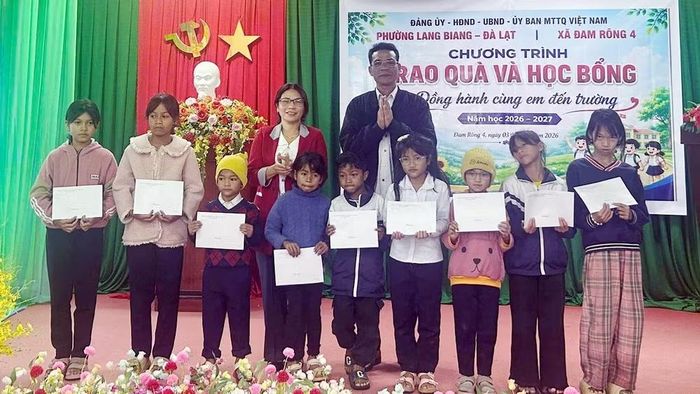 Phường Lang Biang-Đà Lạt học bổng tặng học sinh có hoàn cảnh khó khăn tại xã Đam Rông 4. (Ảnh CTV)