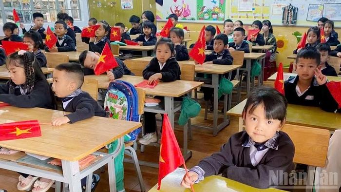 Thông qua những bộ đồng phục mang nét đẹp văn hóa, địa phương mong muốn các em học sinh có thêm niềm tự hào về quê hương và yêu hơn những giá trị văn hóa của dân tộc mình. (Ảnh BẢO VĂN)