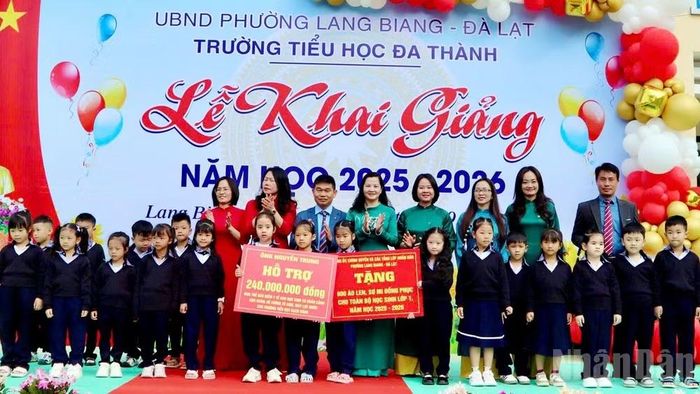 Lãnh đạo phường Lang Biang-Đà Lạt và nhà tài trợ trao tượng trưng tặng áo len, đồng phục phối hoa văn thổ cẩm và học bổng, thẻ bảo hiểm y tế cho học sinh Trường tiểu học Đa Thành, năm học 2025-2026. (Ảnh BẢO VĂN)