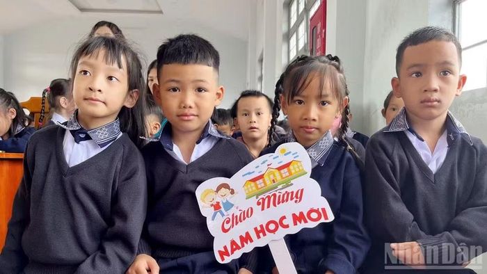 Những chiếc áo đồng phục phối hoa văn thổ cẩm truyền thống được phường Lang Biang-Đà Lạt trao tặng toàn bộ học sinh khối lớp 1 trên địa bàn phường và xã Đam Rông 4. (Ảnh BẢO VĂN)
