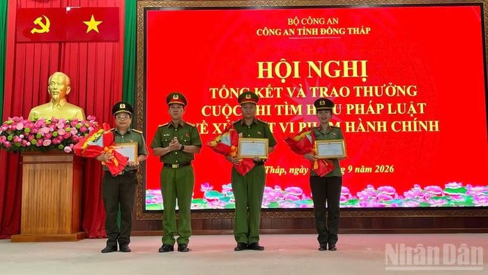 Đại tá Trần Văn Tròn, Phó Giám đốc Công an tỉnh Đồng Tháp trao giấy khen cho 3 thí sinh đạt giải Nhất, Nhì, Ba vòng chung kết (Ảnh: ĐINH NHÂN).