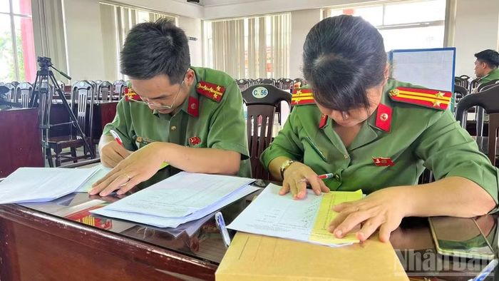 Ban Giám khảo chấm thi ở vòng chung kết Cuộc thi tìm hiểu pháp luật về xử phạt vi phạm hành chính (Ảnh: ĐINH NHÂN).