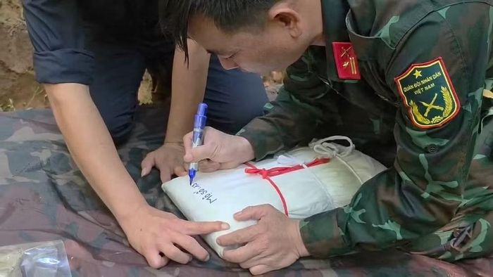 Một hài cốt liệt sĩ được phát hiện ở độ sâu 1,3m trong tình trạng còn bọc nguyên trong tấm tăng. (Ảnh: CTV)