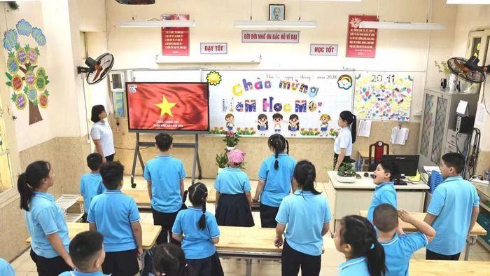 Các em học sinh tập hát Quốc ca. (Ảnh: ĐẠI THẮNG)