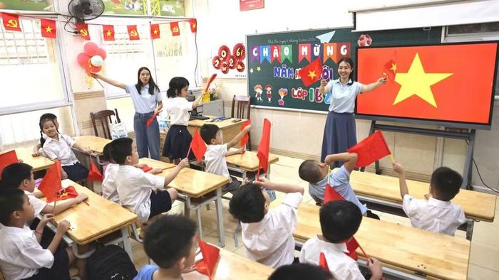 Các cô giáo chia sẻ với học sinh về ý nghĩa của Lá cờ Tổ quốc. (Ảnh: ĐẠI THẮNG)