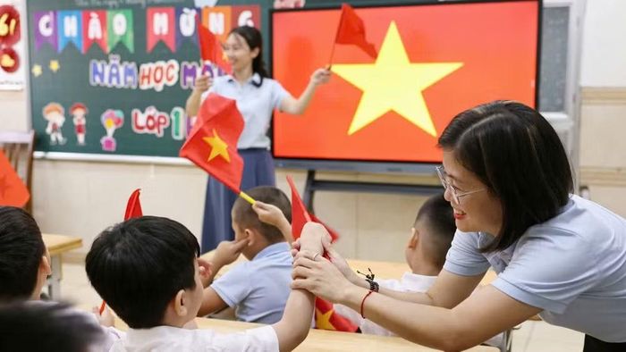 Những hướng dẫn tỉ mỉ của cô giáo đã giúp các em cảm giác được yêu thương và tự tin hơn trước ngày khai giảng. (Ảnh: ĐẠI THẮNG)
