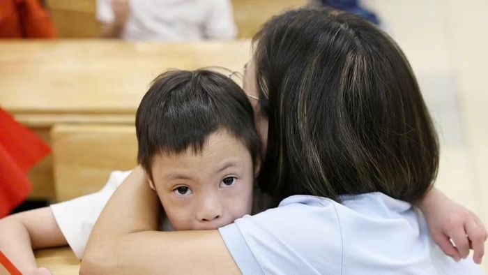 Những học sinh đầu cấp còn nhiều bỡ ngỡ luôn nhận được sự quan tâm của các thầy, cô giáo. (Ảnh: ĐẠI THẮNG)
