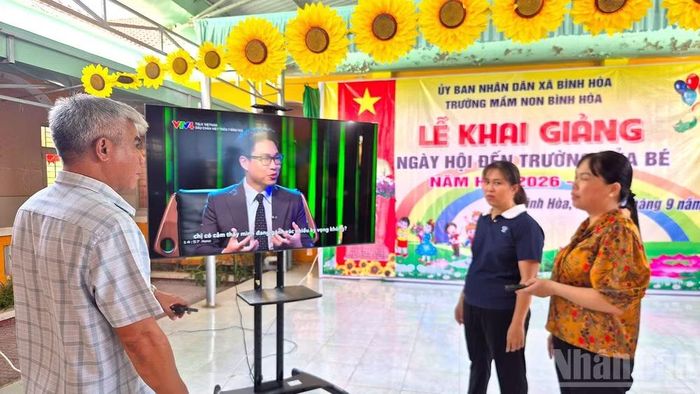 Lãnh đạo xã Bình Hòa (Tây Ninh) kiểm tra đường truyền trực tuyến điểm cầu chính của tỉnh về Trường mầm non Bình Hòa.