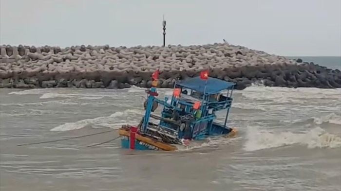 Tàu cá chìm cửa biển Cảng La Gi. Ảnh: CTV.
