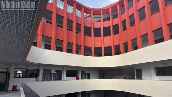 Bà Nguyễn Bội Quỳnh, Hiệu trưởng Trường trung học phổ thông Việt Đức cho hay, với cơ sở vật chất hiện nay, trường có thể tổ chức tối đa 63 lớp, đáp ứng nhu cầu học tập của khoảng 3.000 học sinh, tăng khả năng tiếp nhận thêm khoảng 400 học sinh so với trước.