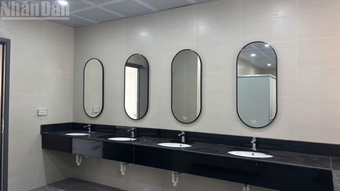 Khu vực nhà vệ sinh được bố trí sạch sẽ, tiện nghi.