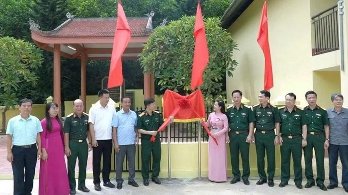 Các đại biểu thực hiện gắn biển cho di tích. (Ảnh: DUY ĐỨC)