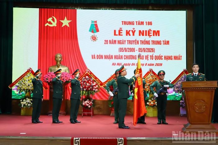  Trung tướng Vũ Hữu Hanh, Tư lệnh Bộ Tư lệnh 86 trao Huân chương Bảo vệ Tổ Quốc hạng Nhất cho Trung tâm 186. 