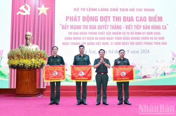 Trao thưởng các tập thể, cá nhân có thành tích xuất sắc, tiêu biểu.
