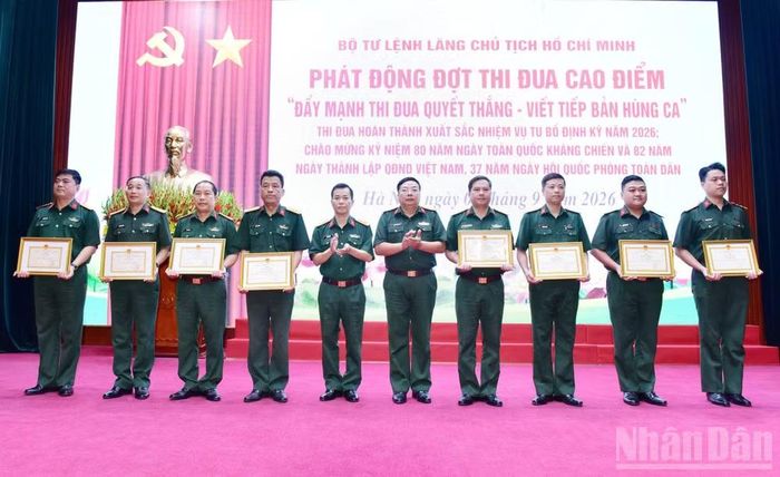 Trao thưởng các tập thể, cá nhân có thành tích xuất sắc, tiêu biểu.