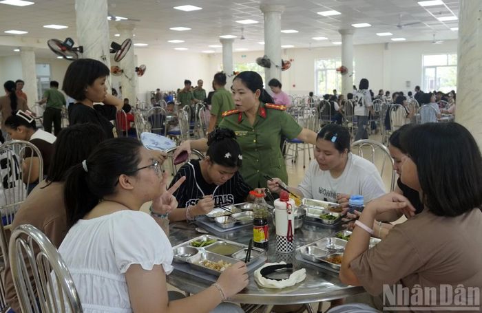 Cán bộ nhà trường trò chuyện với học sinh trong bữa ăn trưa ngày 4/9.(Ảnh: LÊ ĐÌNH THÌN)