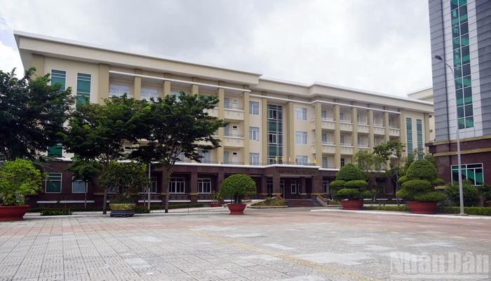 Tòa nhà khối trung học phổ thông. (Ảnh: LÊ ĐÌNH THÌN)
