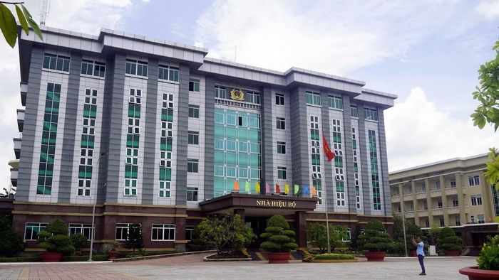Nhà hiệu bộ, Trường Văn hóa Công an nhân dân V, Công an Thành phố Hồ Chí Minh. (Ảnh LÊ ĐÌNH THÌN).